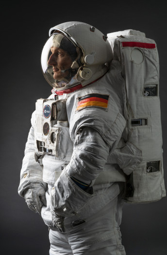 Ebenso hier, nur mit aufgesetztem Helm (Bild: NASA, ESA).